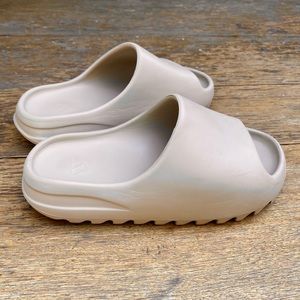 YEEZY Slide Pure size 7